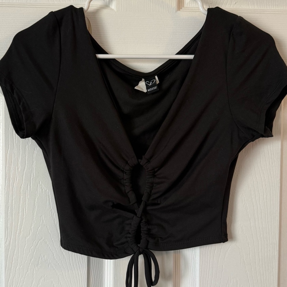 Windsor Women’s Black Key Hole Ruched Crop Top. Size Medium